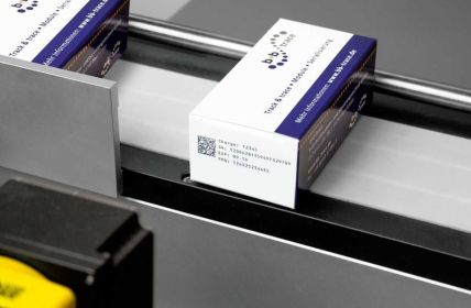 Gesetzliche Chargencodierung sichert Qualität, Rückverfolgbarkeit, Risiken, Effizienz, Transparenz, (Foto: b+b Automations- und Steuerungstechnik GmbH)